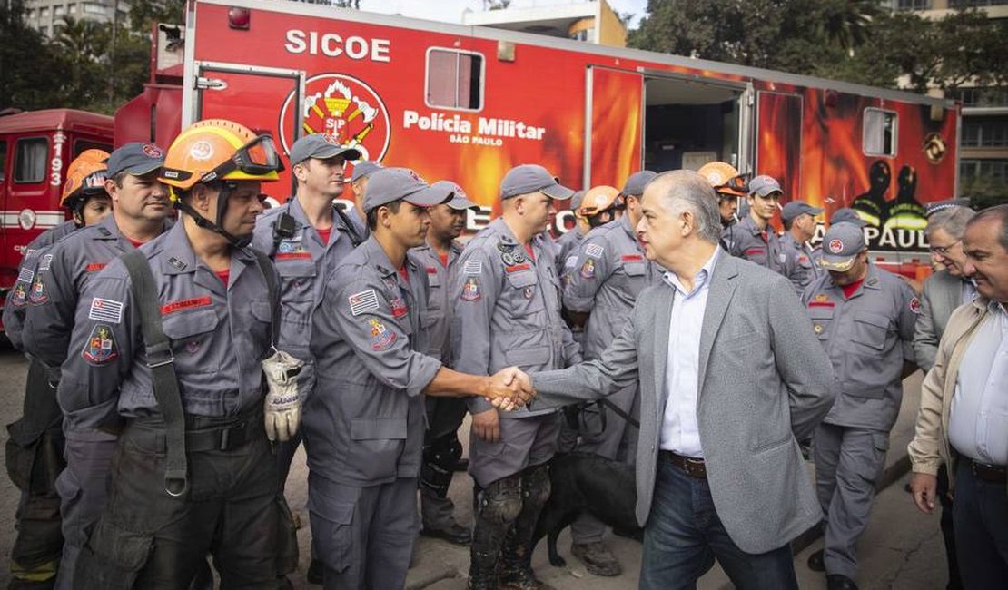 Após 13 dias, Bombeiros encerram buscas em prédio que desabou e são homenageados