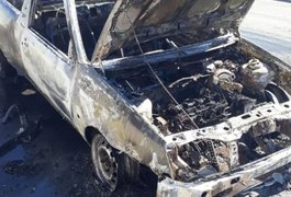 Carro fica completamente destruído após incêndio, em Maceió