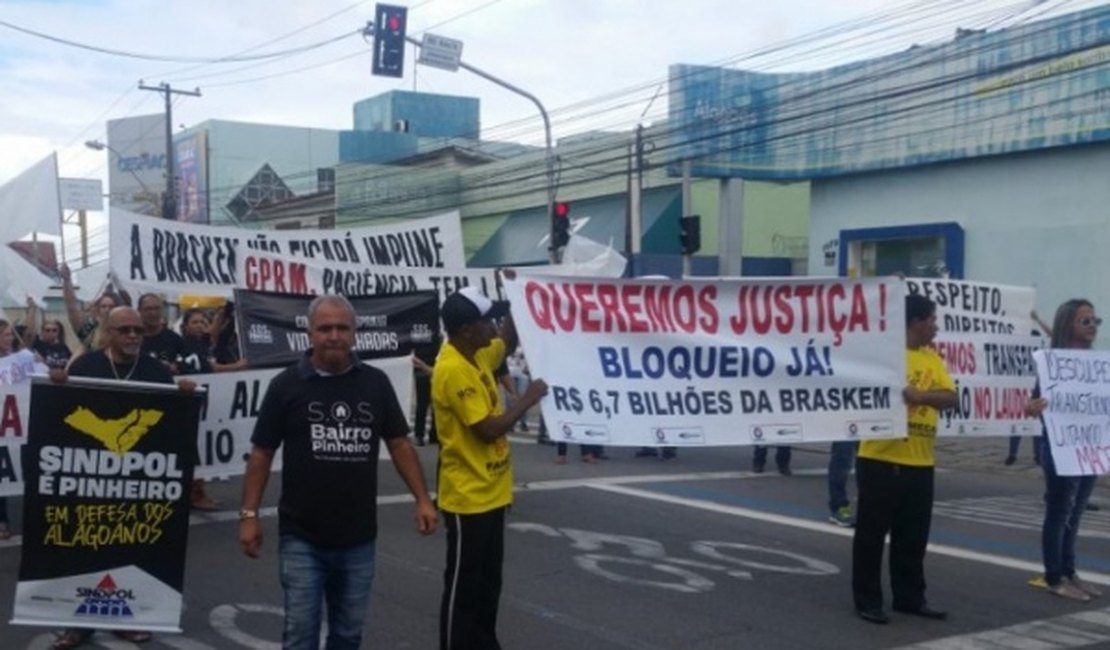 Moradores do Pinheiro protestam e pedem bloqueio de recursos da Braskem