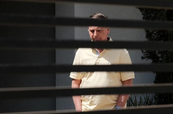 Defesa de Bolsonaro pede suspensão do cumprimento da pena