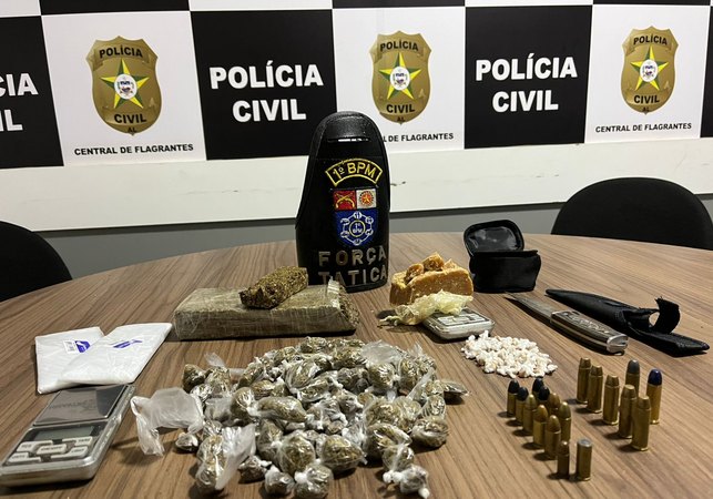 Força Tática do 1º Batalhão apreende drogas e munições na Favela da Torre, no Vergel