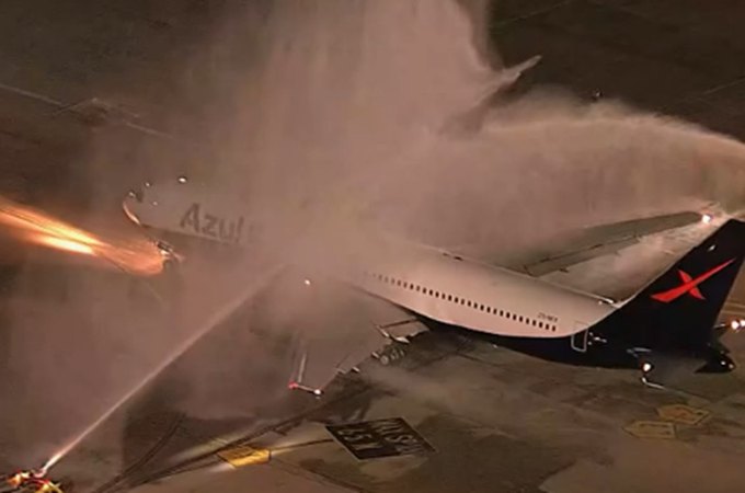 VÍDEO: Avião da Seleção é 'batizado' antes de viagem para a Copa do Mundo