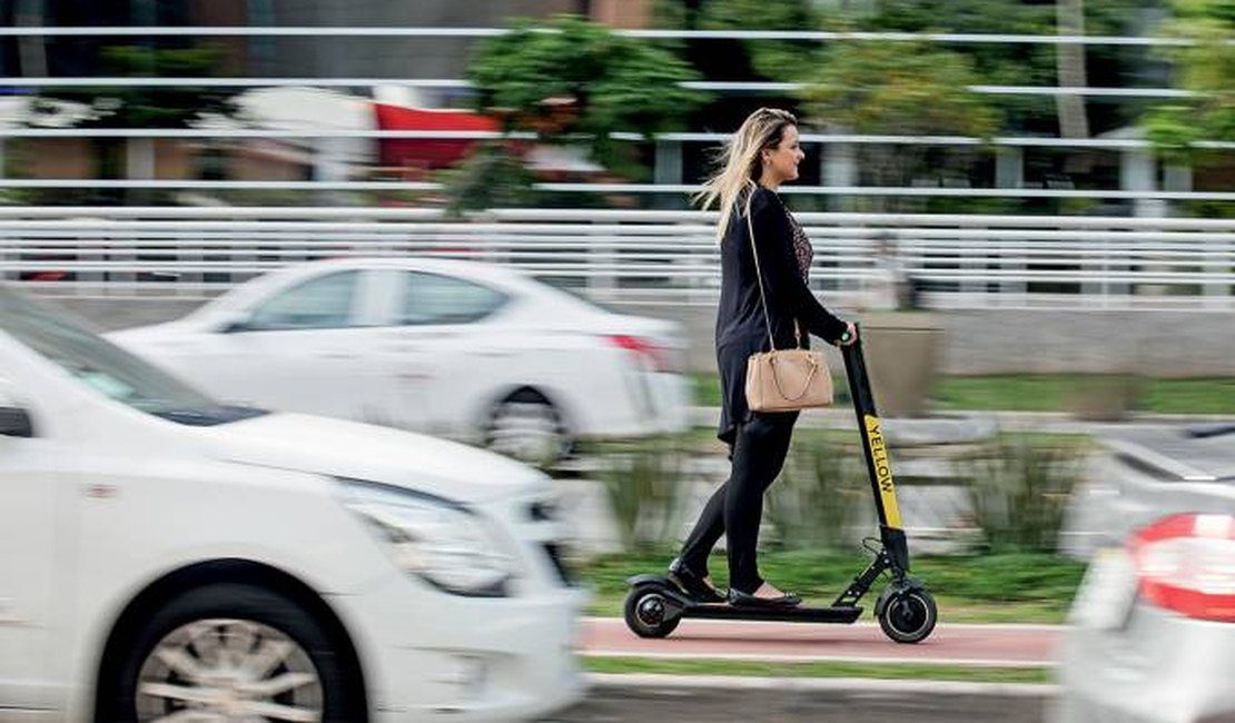 SP vai multar quem utilizar patinete elétrico na calçada ou sem capacete