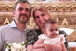 Pais se casam em hospital para filha com leucemia ser dama de honra