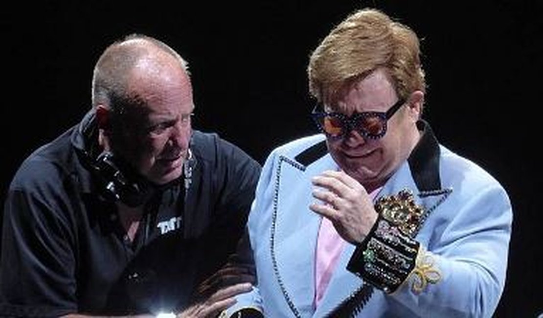 Elton John perde a voz, deixa o palco chorando e revela que está doente