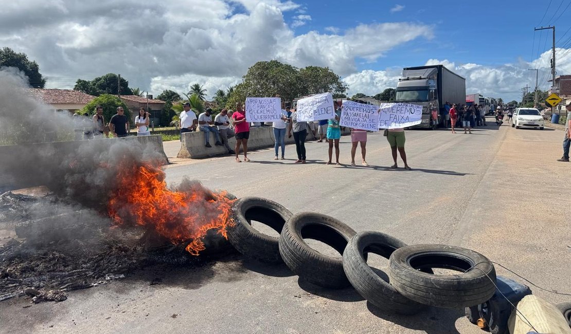 Familiares fecham trecho da AL-110 em protesto após atropelamento fatal de mulher em Arapiraca