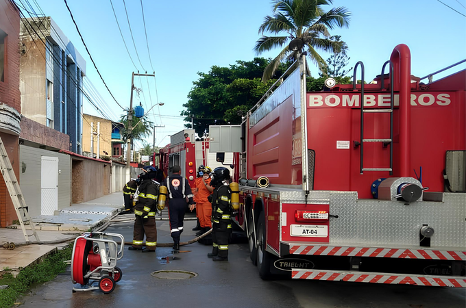 Passageiro e condutor de veículo ficam feridos após carro bater em poste e muro, em Maceió