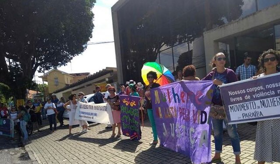 Mulheres protestam em frente a emissora pedindo demissão de Sikera Jr