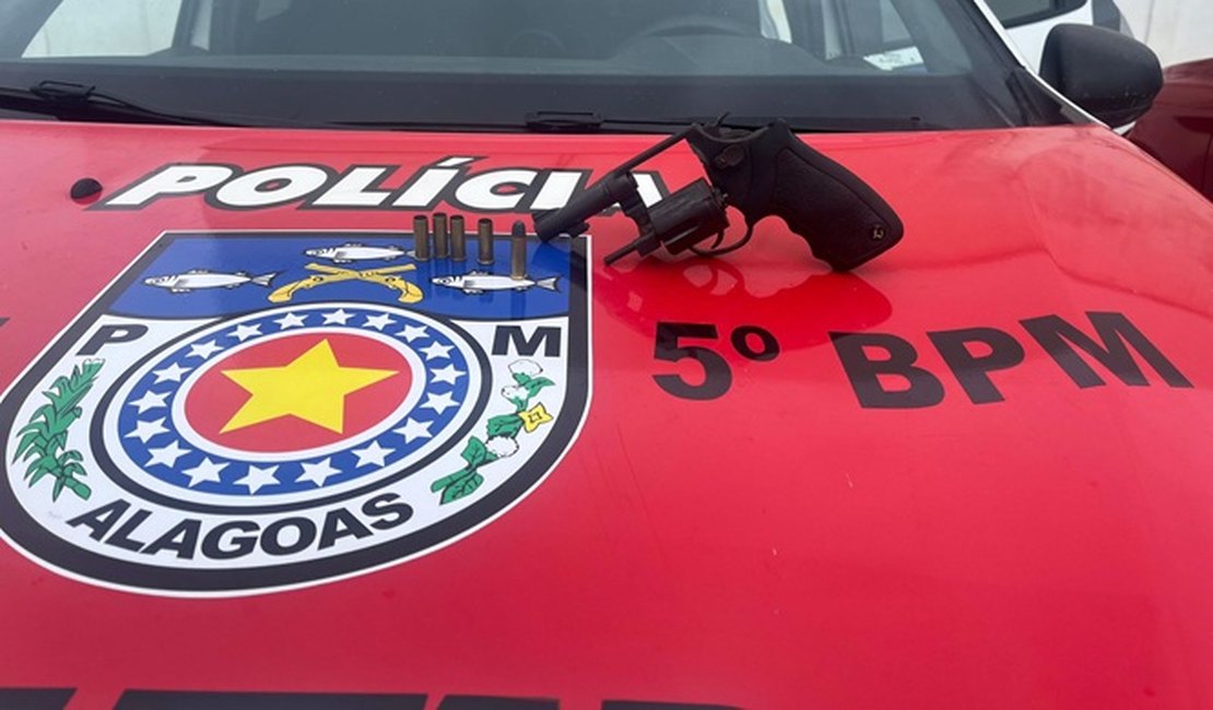 5º BPM prende homem com revólver após denúncias de disparos no Vale Bentes, em Maceió