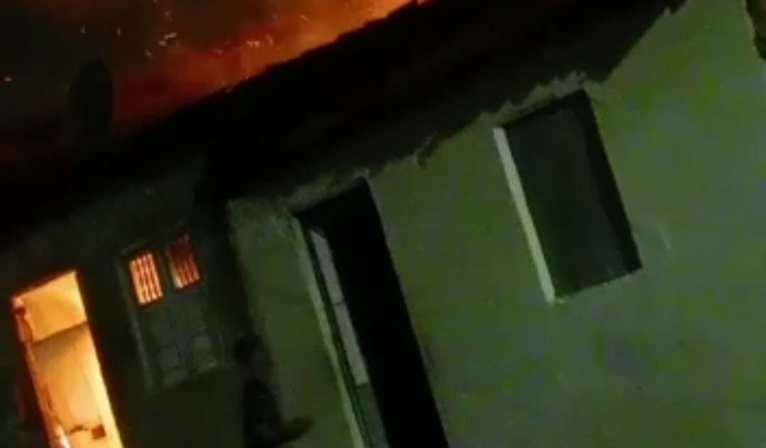 VÍDEO: Incêndio atinge casa no bairro Manoel Teles, em Arapiraca