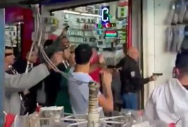 Briga generalizada entre comerciantes da 25 de Março deixa uma pessoa ferida