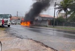 Ambulância pega fogo e assusta populares em rodovia de Alagoas