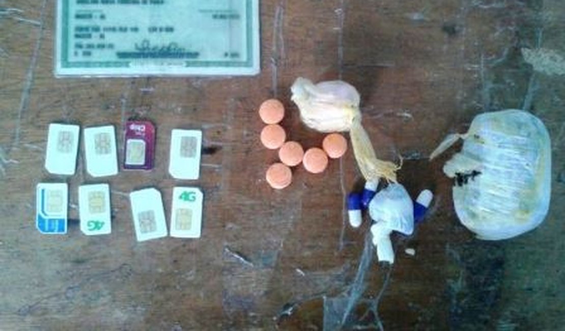 Mulher é presa tentando entrar em presídio com drogas e remédios 'tarja preta'