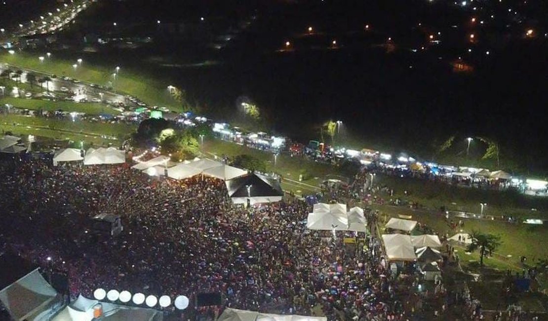 Sucesso de público: João Gomes anima multidão na festa junina de Arapiraca