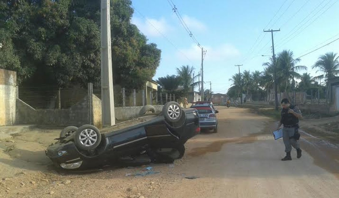 Em alta velocidade, veículo capota na 'Vila do Grilo' em Arapiraca