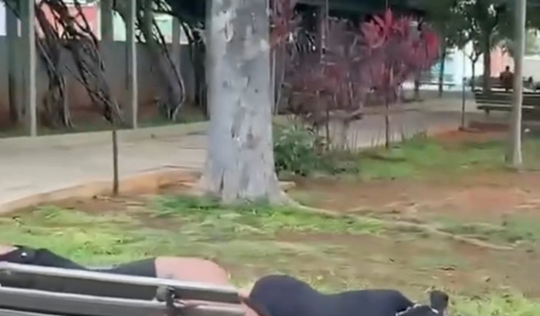 VÍDEO: Pessoas dormem em praça após show do cantor Pablo em cidade na Paraíba