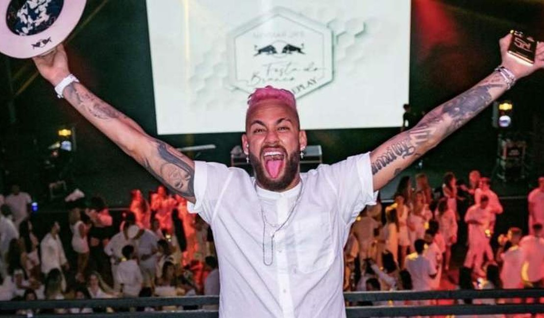 Criticado por festa, Neymar curte post sobre 'hipocrisia': 'Vírus só na diversão?'
