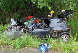 Batida frontal entre carros em Palmeira dos Índios deixa ao menos dois feridos