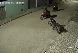 Câmera de segurança flagra dupla furtando moto em Arapiraca; assista