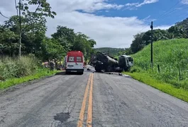 Acidente envolvendo quatro veículos deixa feridos e interdita trecho da AL-424 entre Cajueiro e Viçosa