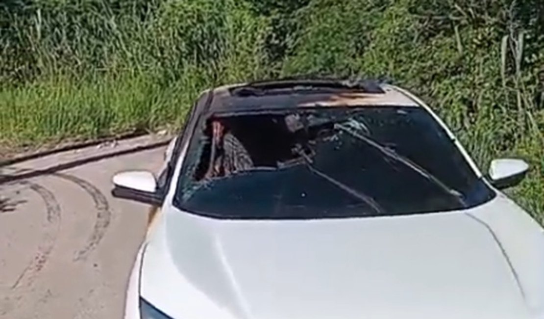 Carro roubado nas imediações do Sítio Breu é encontrado parcialmente carbonizado em estrada vicinal