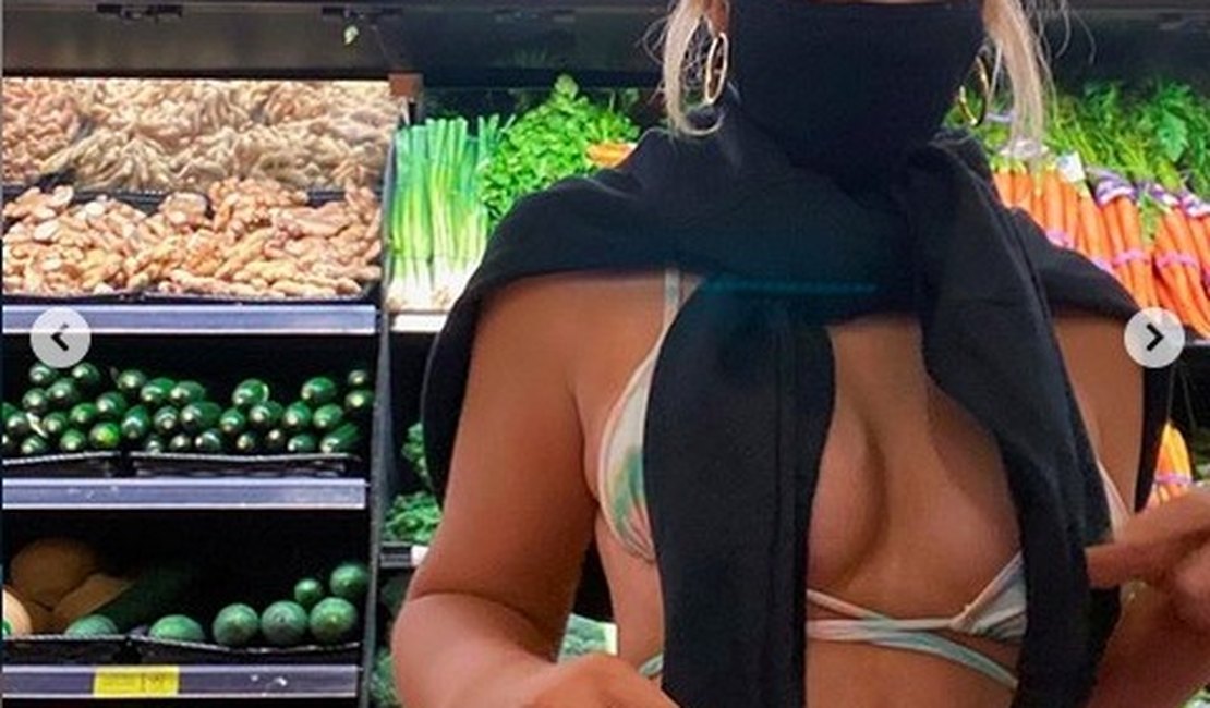 Youtuber é detonada nas redes por ida ao mercado de biquíni e máscara durante a pandemia