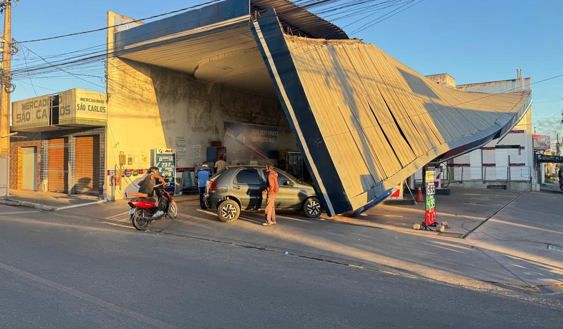 Parte da cobertura de posto de combustíveis cede e atinge carro no bairro Primavera