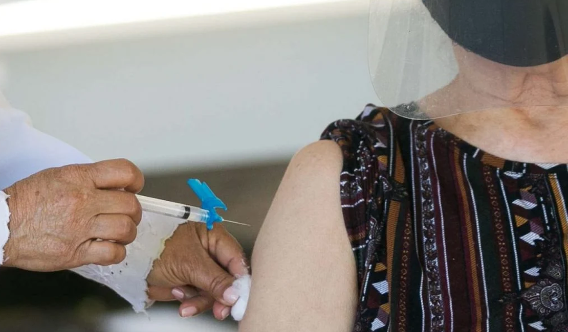 Durante vacinação, idosa entrega bilhete pedindo socorro e denunciando maus tratos