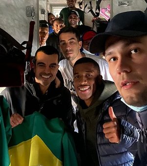 Alagoano Pedrinho e outros jogadores brasileiros deixam hotel para tentar sair da Ucrânia