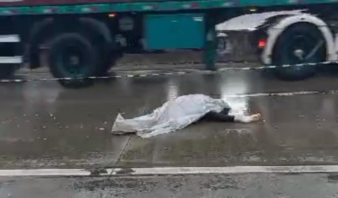 Homem morre atropelado na BR-101 e motorista deixa o local, em Teotônio Vilela