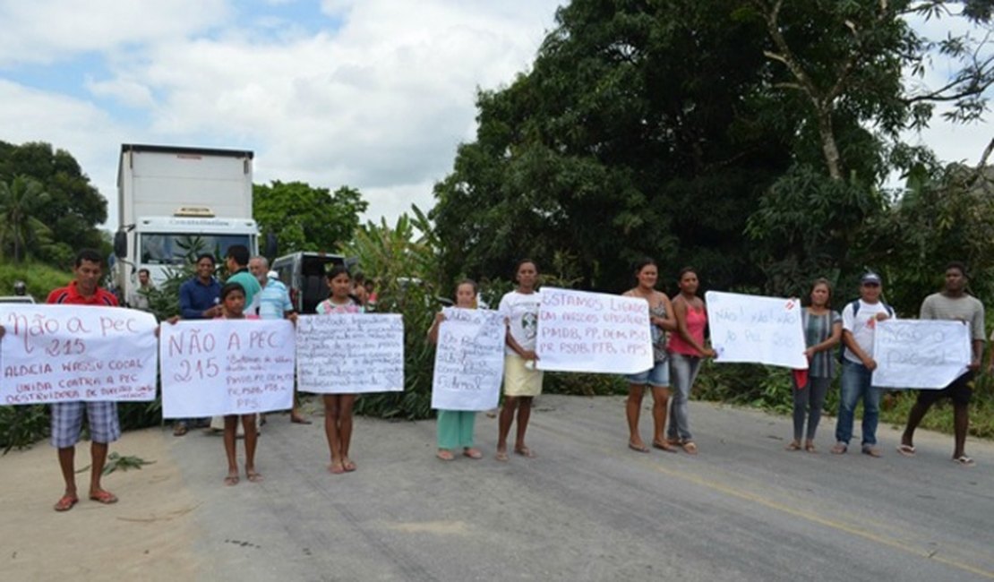Índios bloqueiam trecho da BR-101 em Joaquim Gomes contra a PEC 215