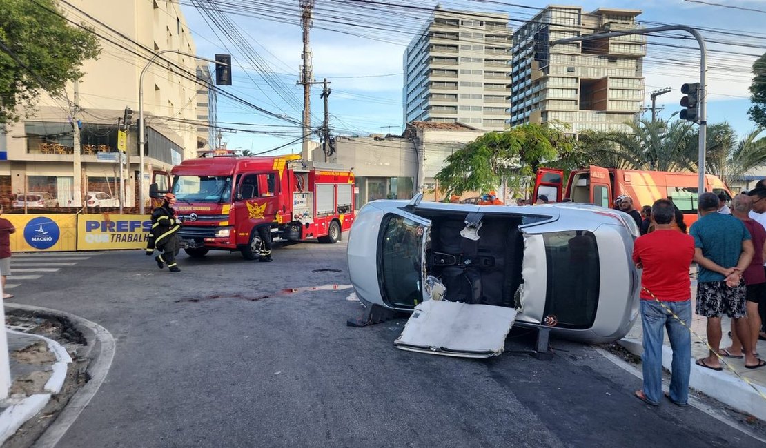 Mulher fica presa às ferragens após colisão entre dois carros na Pajuçara