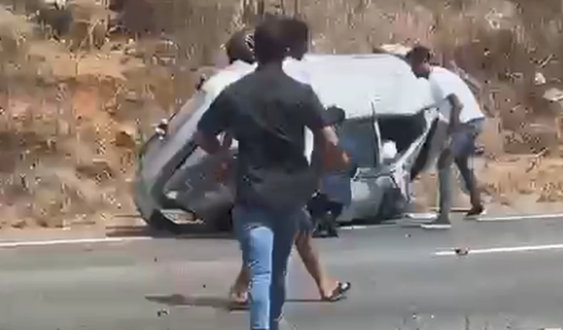 Saída de pista seguida de capotamento deixa motorista ferido em Jaramataia