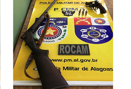 Polícia Militar prende homem com espingarda e revólver dentro de casa