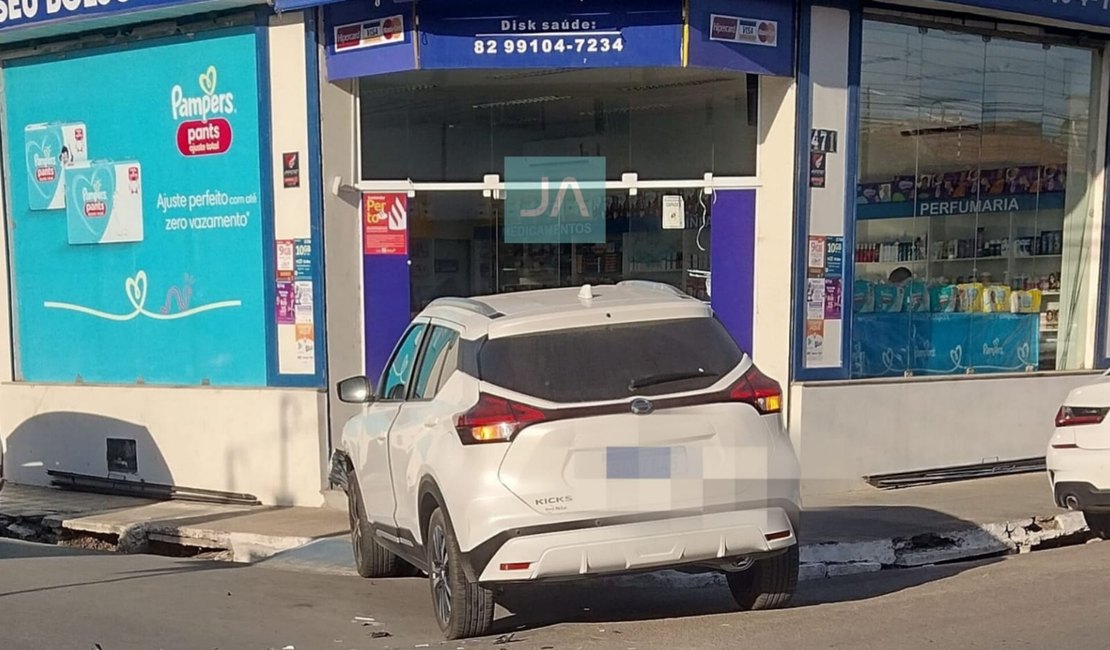 Motorista avança sinalização, perde controle de carro após colisão e sobe em calçada, em Arapiraca