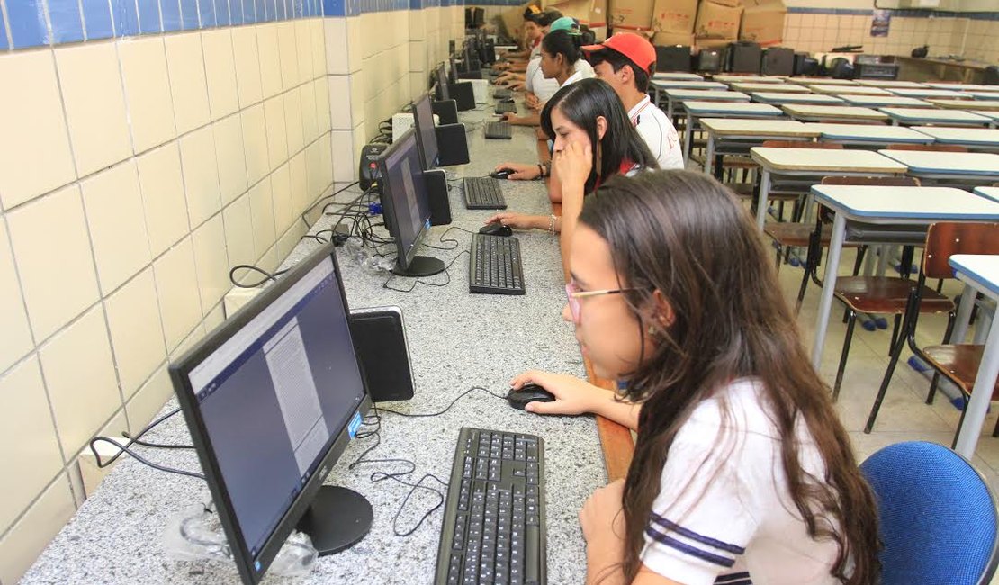 Seduc entrega computadores e beneficia cerca de 6,5 mil estudante da rede estadual em Arapiraca