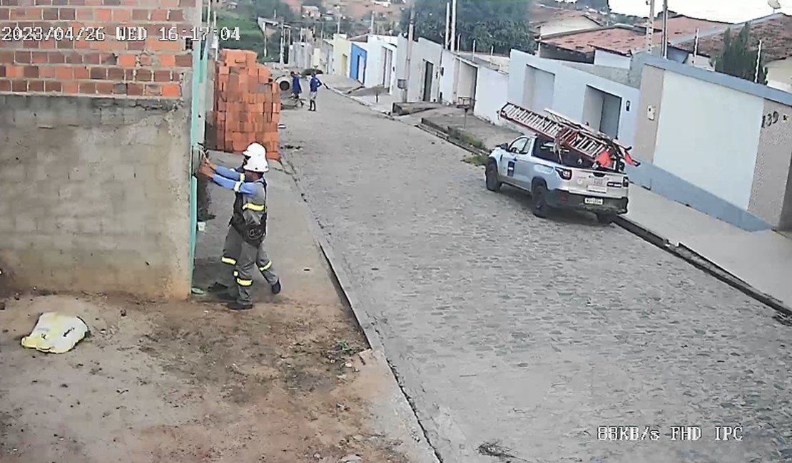 Vídeo. Arapiraquenses reclamam de funcionários da Equatorial que quebraram contadores em muro