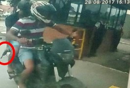 Dupla rouba mais de R$ 170 mil de homem na frente da agência bancária na Ufal, em Maceió