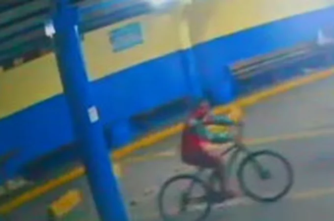 Ladrão furta bicicleta em ponto de vans em Arapiraca e é flagrado por câmera; assista