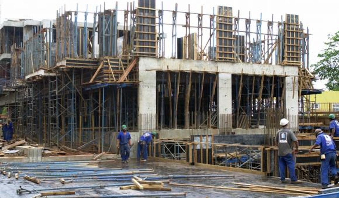 Construção civil fecha 465 mil postos de trabalho em 12 meses
