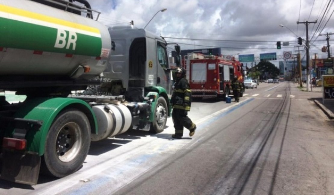 Caminhão-tanque com gasolina pega fogo no bairro do Farol, em Maceió