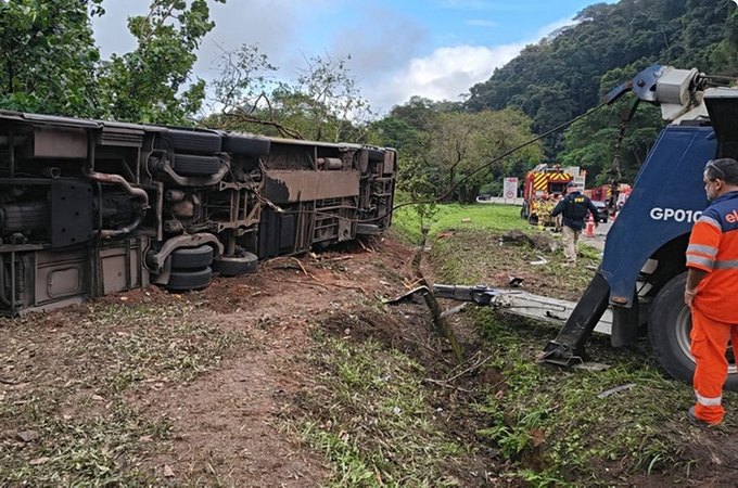 Dez mulheres morrem após ônibus tombar no interior do Rio de Janeiro