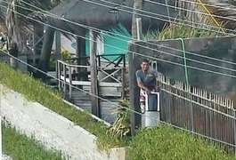 Vídeo mostra ladrão invadindo casa, PM chega logo em seguida