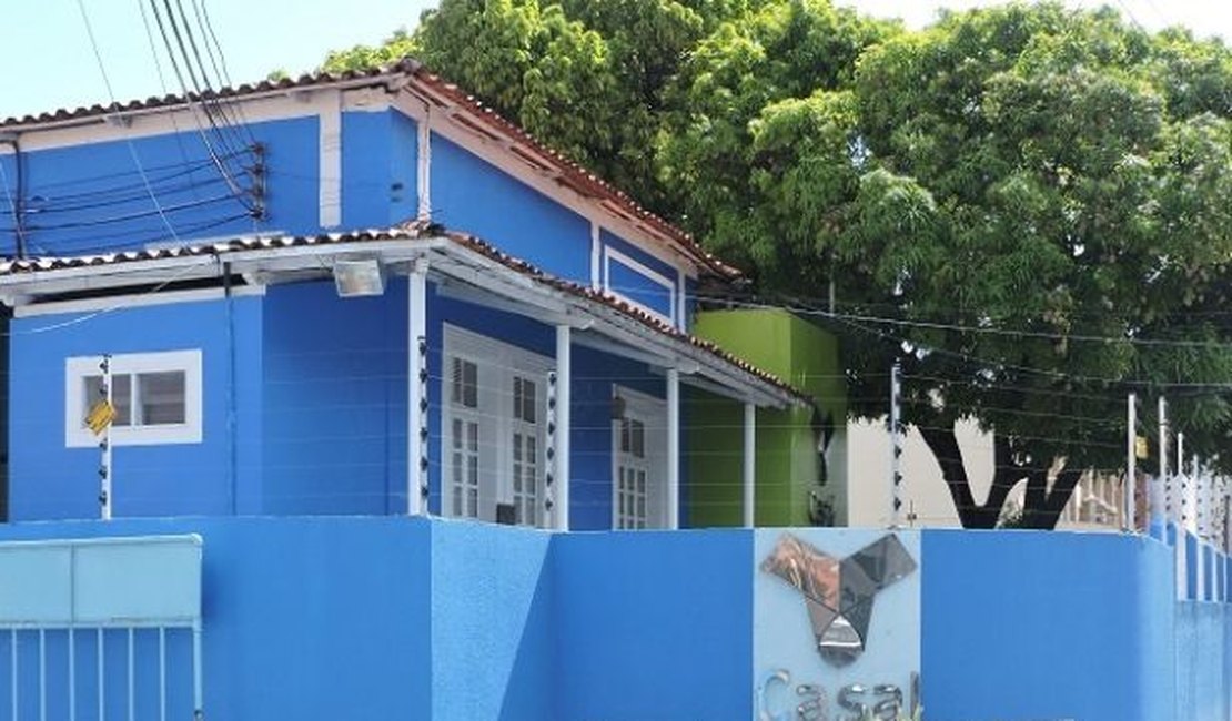 Casal orienta clientes a buscarem atendimento eletrônico