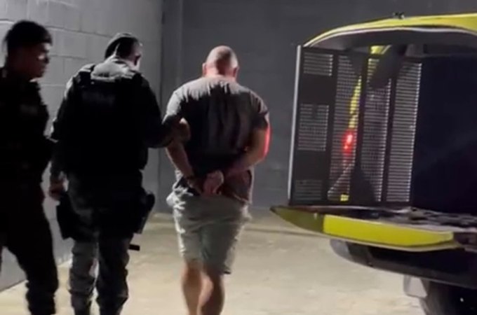 Agente socioeducativo é preso com pistola e submetralhadora no Benedito Bentes