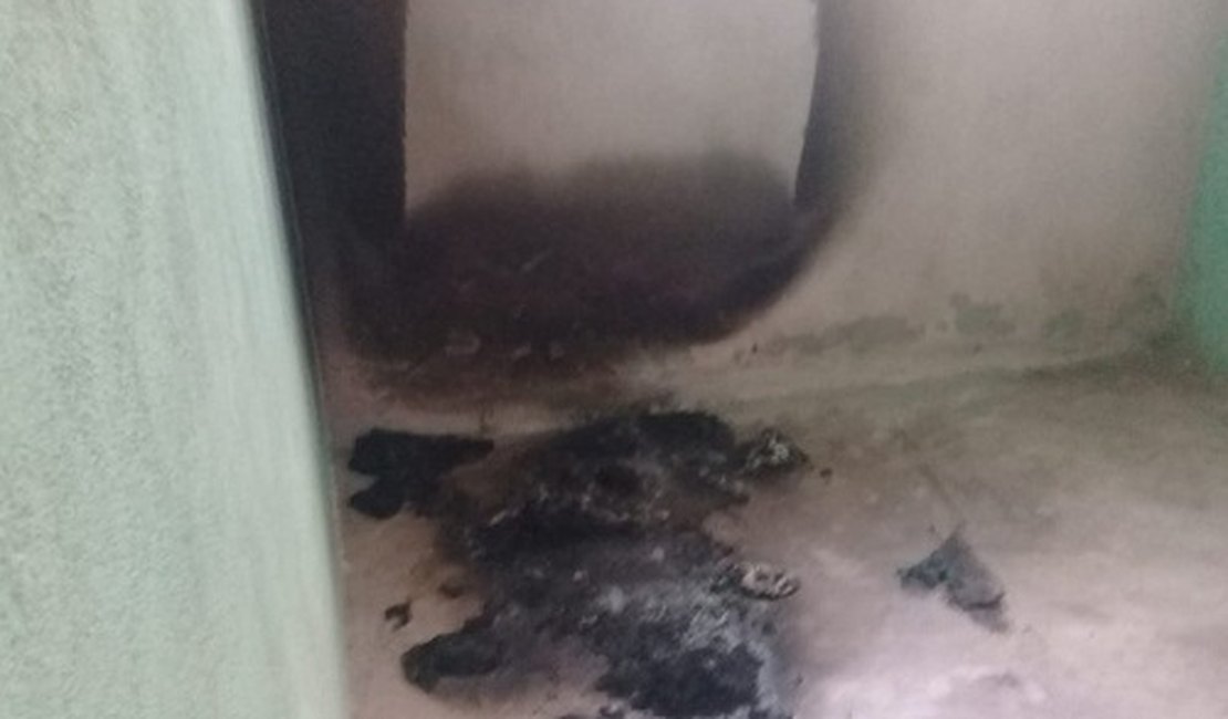 Durante discussão, homem ateia fogo em colchão e roupas de companheira, em Arapiraca