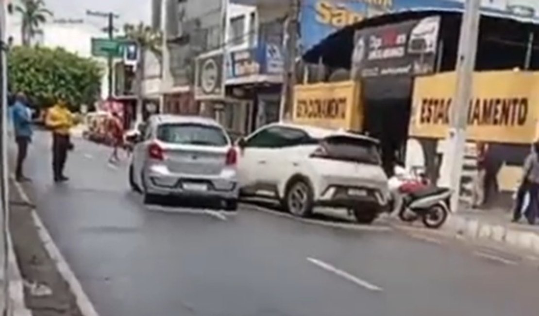 Colisão envolve dois carros em trecho da Rua 30 de Outubro, no Centro de Arapiraca