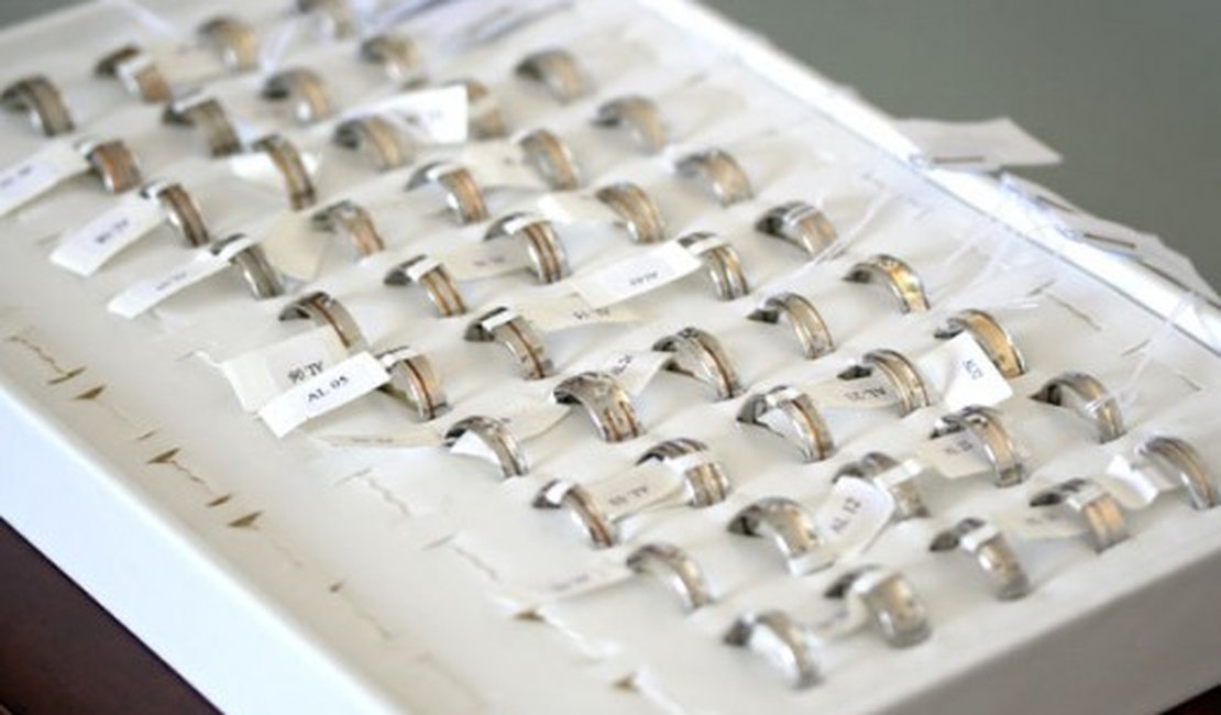 Joalheria deve indenizar cliente após atraso na entrega e descumprimento de contrato