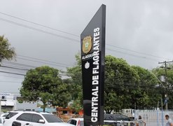 Polícia prende mulher suspeita de ameaçar e destruir carro da ex-companheira, em Maceió