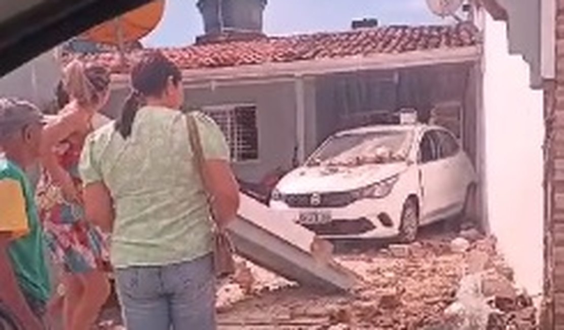 Condutor aciona marcha ré de carro, derruba portão de sua casa e muro de residência vizinha, em Arapiraca